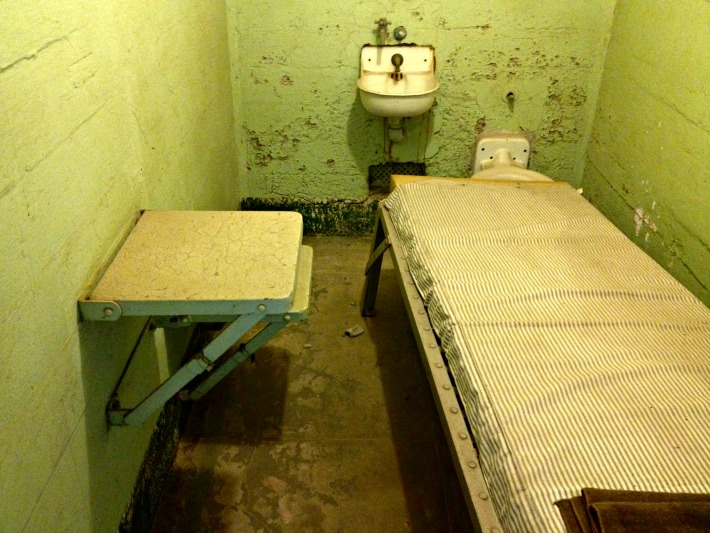 Камера гроб для осужденных. Тюрьма Алькатрас изнутри. Тюрьма Алькатрас камеры. Алькатрас тюрьма сейчас.